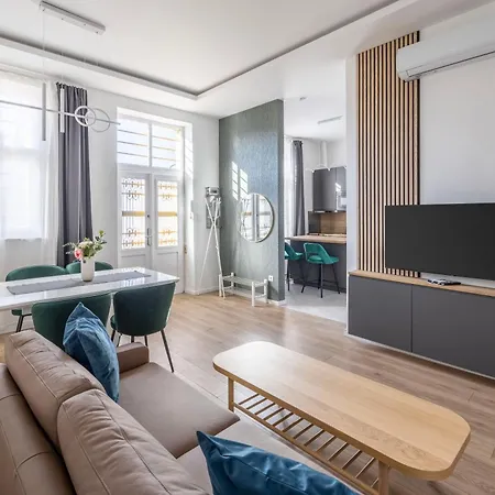 Charm & N8 By Prestige Homes * Budapesta